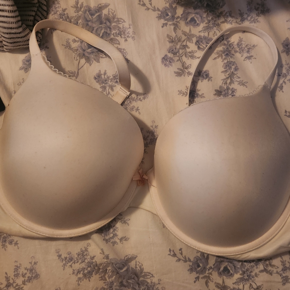 Victoria's Secret Cream Bra with Smooth Molded Cups